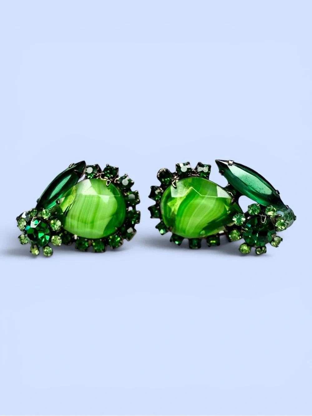 Verified Book Piece Juluana D&E Elegant Emerald Green Givre Clip-on Earrings - Picture 3 of 10